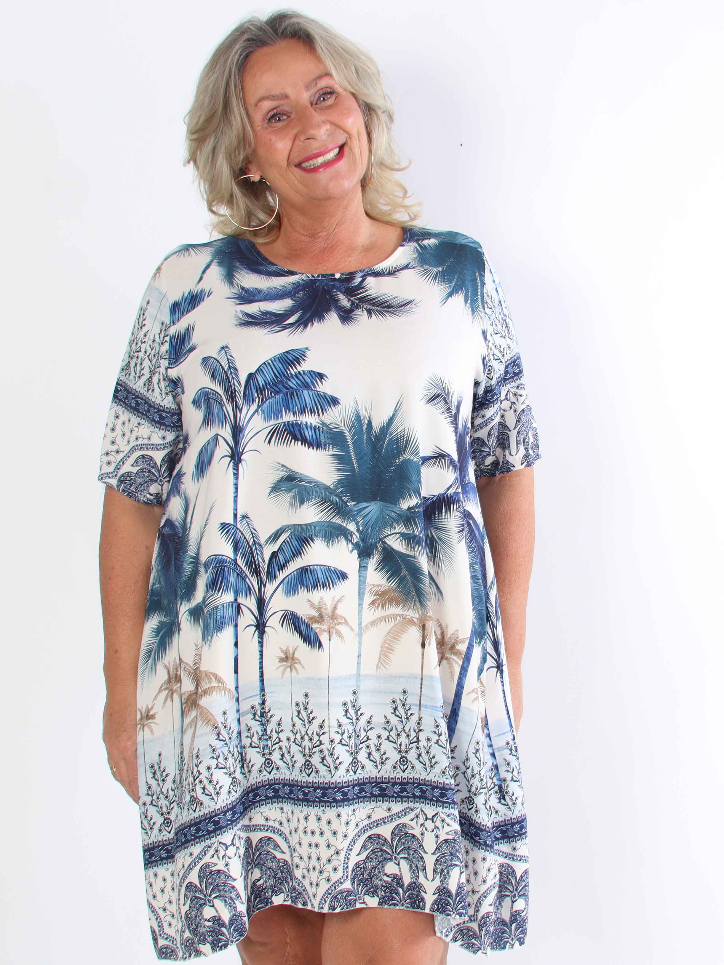 Julia - Plus size sommerkjole med palmer og mønster